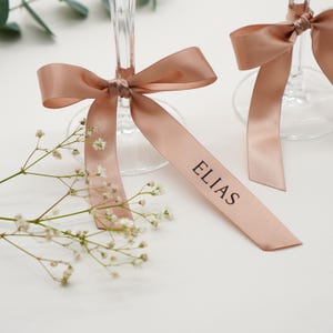 Personalisierte Satinbänder - 19 mm Schleifenband in Sand Beige Hell-Terrakotta - Platzkarte Namensschild - Hochzeit Event Gastgeschenk