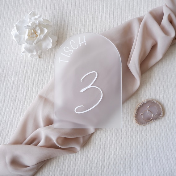 Moderne Tischnummer inkl. Halter für Hochzeit & Event - Acrylglas - halbrunde Tischzahlen - schlicht zeitlos elegant