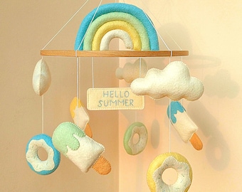 Móvil para bebé: helado, donut, arcoíris, nubes. Decoración neutra de fieltro para la habitación del bebé. Regalo para recién nacidos.
