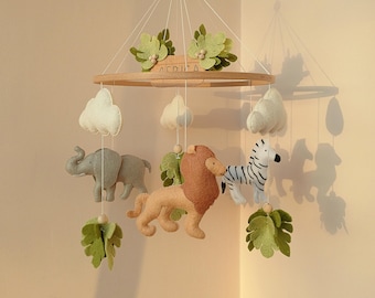 Babymobiel met safaridieren. Vilten hangende wiegspeelgoed met olifant, leeuw en zebra. Jungle kinderkamerdecoratie. Newborncadeau