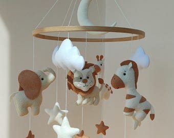 Giostrina per neonati a tema safari: leone, elefante, zebra, giraffa, stelle, luna, nuvole. Decorazione africana in feltro per la cameretta. Regalo per neonati.