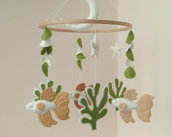 Móvil para cuna con peces dorados, estrellas de mar y luna. Decoración náutica de fieltro para la habitación del bebé. Juguetes colgantes para cuna. Regalo para recién nacido.