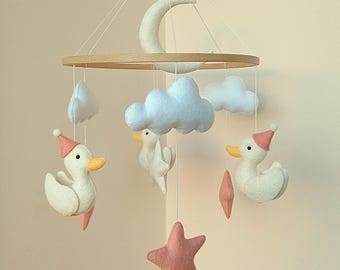 Móvil infantil con patitos, estrellas, nubes y luna. Decoración de fieltro para la habitación de una niña. Regalo ideal para recién nacida.