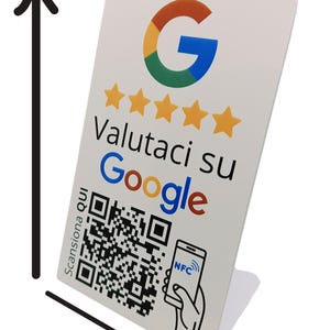 Può includere: Un cartello rettangolare bianco, largo 7,5 cm e alto 13 cm, con il logo Google e testo in italiano. Include un codice QR e una grafica di un telefono con NFC. Il cartello ha cinque stelle d'oro.