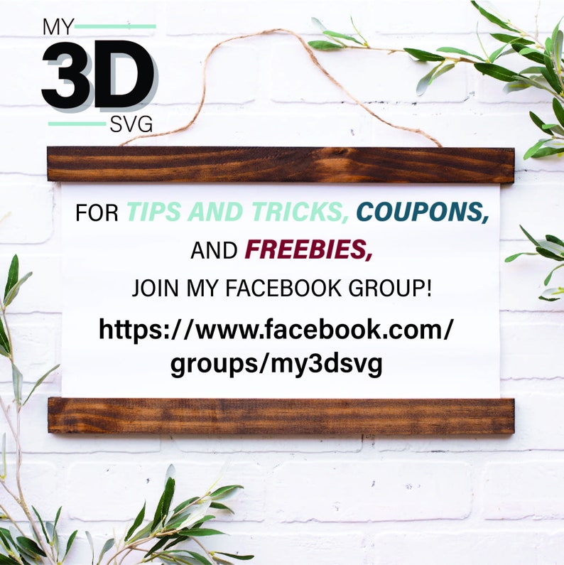 K&ouml;nnte beinhalten: Ein wei&szlig;es Schild mit einem Holzrahmen, das an einer wei&szlig;en Backsteinwand h&auml;ngt. Das Schild sagt "MY 3D SVG" und enth&auml;lt Anweisungen, um einer Facebook-Gruppe f&uuml;r Tipps, Tricks, Gutscheine und Gratisangebote beizutreten. Die URL f&uuml;r die Facebook-Gruppe lautet https://www.facebook.com/groups/my3dsvg.