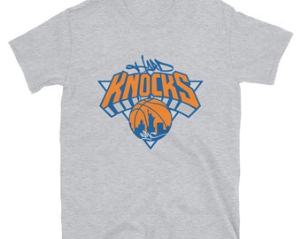 Camiseta Hard Knocks NYC, camiseta de basquete de Nova York, streetwear de Nova York, camiseta da cidade de Nova York, camiseta de Nova York, camiseta com grafite, esportes, fã