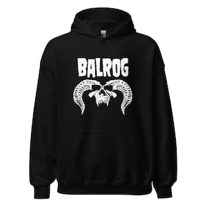 Könnte beinhalten: Schwarzer Kapuzenpullover mit einem weißen Aufdruck eines Schädels mit Hörnern und dem Wort "BALROG" darüber.