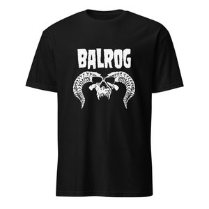 Könnte beinhalten: Schwarzes T-Shirt mit einem weißen Totenkopf- und Hörner-Motiv und dem in Weiß gedruckten Wort "BALROG".