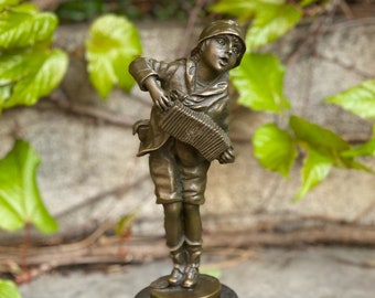 Bronze Skulptur Junge mit der Ziehharmonika Bronzefigur Bronzeskulptur 