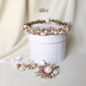 May include: A set of dried flower wedding accessories, including a crown, a bracelet, and a boutonniere. The crown is made of white and pink flowers, and the bracelet and boutonniere are made of similar flowers. The text "Alice" is visible in the image.