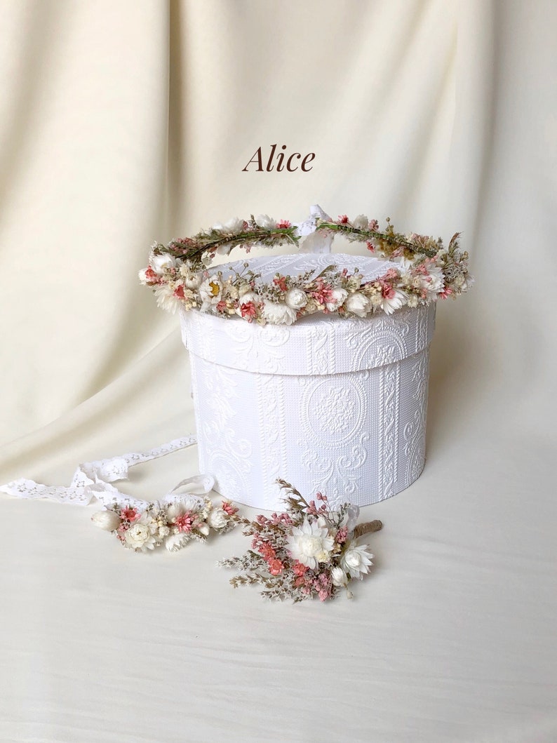 May include: A set of dried flower wedding accessories, including a crown, a bracelet, and a boutonniere. The crown is made of white and pink flowers, and the bracelet and boutonniere are made of similar flowers. The text "Alice" is visible in the image.