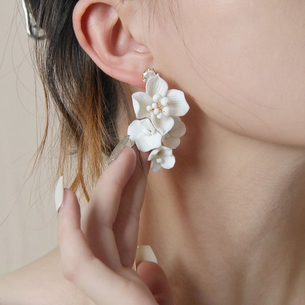 Boucles d'oreilles pendantes faites à la main avec pétale de fleur blanche • Boucles d'oreilles de mariée avec déclaration de fleur de lustre • Boucles d'oreilles de mariage avec pince florale blanche en argile