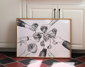 Puede incluir: Una ilustración en blanco y negro de personas levantando sus vasos para brindar. La ilustración está enmarcada en un marco de madera claro y está colgada en una pared blanca.