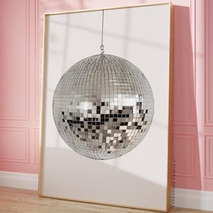 Puede incluir: Una bola de discoteca plateada colgando del techo sobre un fondo blanco.