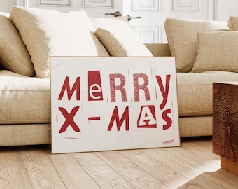 Può includere: Un cartello bianco con un messaggio rosso "Merry Xmas" in uno stile di font usurato. Il cartello è appoggiato su un divano beige in un soggiorno.