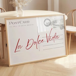 Cartão Postal La Dolce Vida | Arte de Parede da Moda, Arte de Tipografia com Citações Italianas, Decoração de Quarto Feminino, Arte de Parede Bonita, Impressão de Parede Retro, Impressão Digital