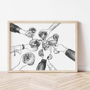 Op de afbeelding: Zwart-witte lijntekening van zes handen die cocktailglazen omhoog houden en tegen elkaar klinken. De afbeelding is ingelijst in een licht houten lijst.