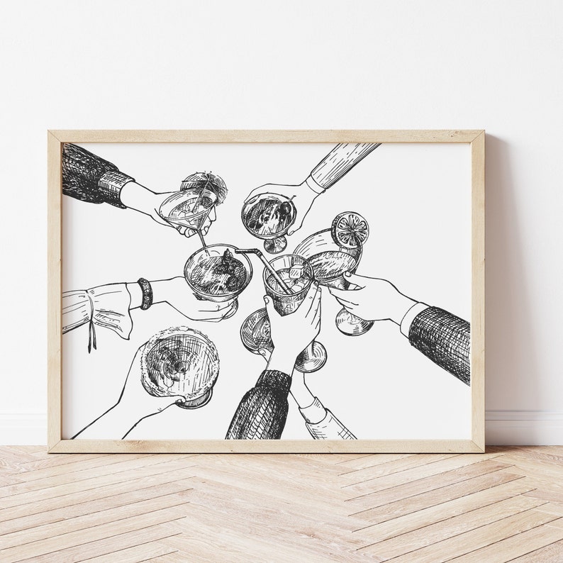 Op de afbeelding: Zwart-witte lijntekening van zes handen die cocktailglazen omhoog houden en tegen elkaar klinken. De afbeelding is ingelijst in een licht houten lijst.