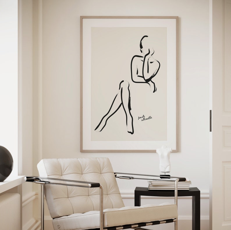 Pu&ograve; includere: Un disegno in bianco e nero di una persona seduta con il mento appoggiato alla mano. Il disegno &egrave; incorniciato e appeso a una parete bianca. Il testo "fresh silhouette" &egrave; scritto sotto il disegno.
