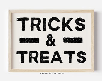 Könnte beinhalten: Schwarz-weiß-Druck mit dem Text "TRICKS & TREATS" in einer fetten, blockartigen Schrift. Der Text ist in einem hellen Holzrahmen gerahmt. Am unteren Rand des Drucks steht der Text "EVERSTONE PRINTS ©".