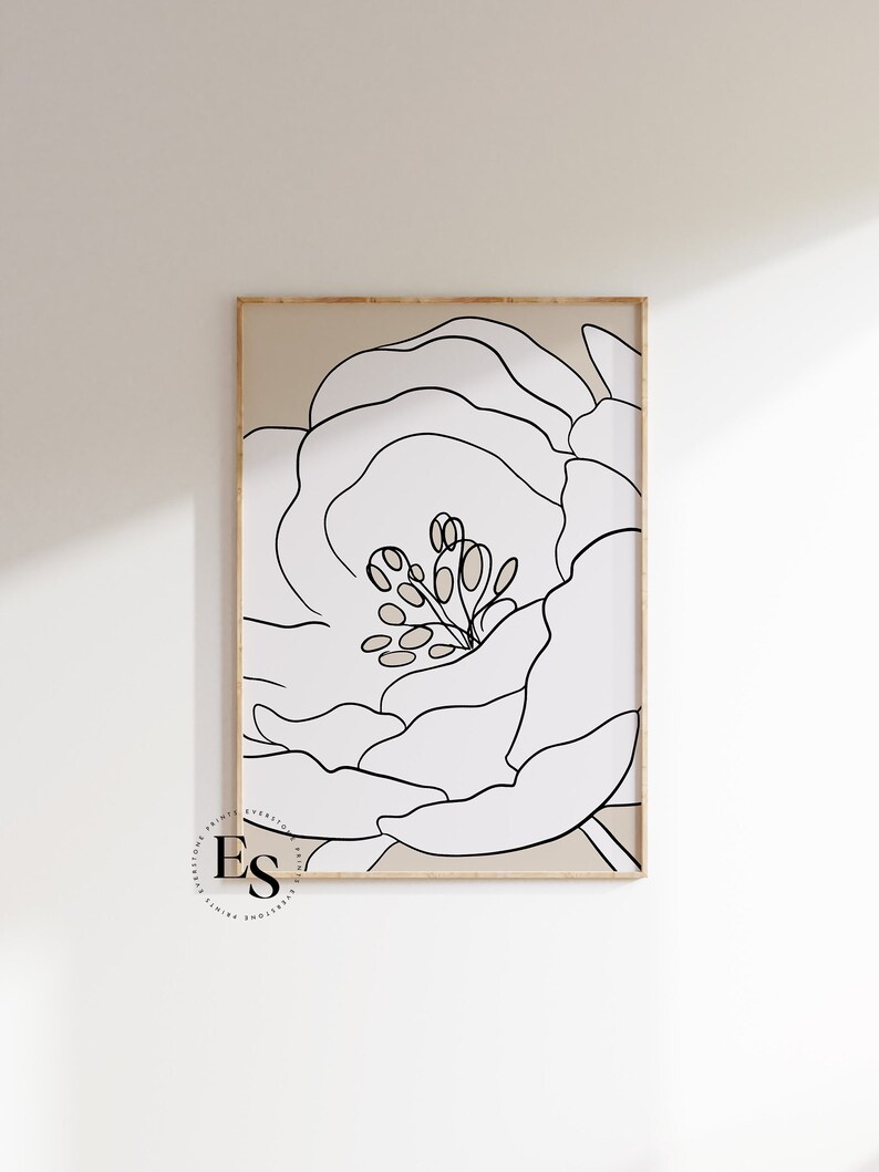 Pu&ograve; includere: Un disegno a linea di un fiore bianco con un centro marrone su uno sfondo beige. Il fiore &egrave; in uno stile semplice e minimalista.