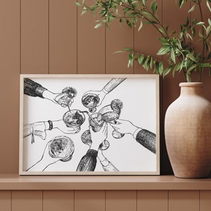 Op de afbeelding: Zwart-witte lijntekening van mensen die proosten met cocktails. De afbeelding is ingelijst en hangt aan een muur.
