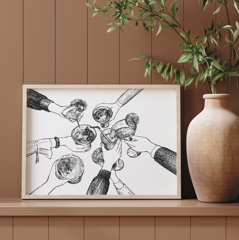 Op de afbeelding: Zwart-witte lijntekening van mensen die proosten met cocktails. De afbeelding is ingelijst en hangt aan een muur.