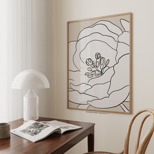 Pu&ograve; includere: Un disegno in bianco e nero di un fiore su sfondo beige. Il disegno &egrave; incorniciato in una cornice di legno chiaro. Il testo "EVERSTONE PRINTS &copy;" &egrave; in basso nell'immagine.
