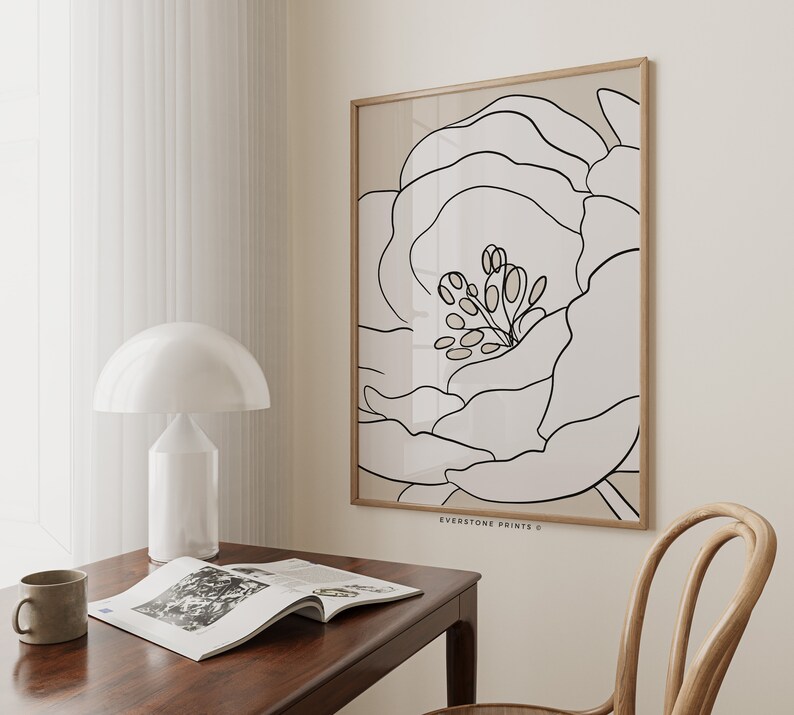 Pu&ograve; includere: Un disegno in bianco e nero di un fiore su sfondo beige. Il disegno &egrave; incorniciato in una cornice di legno chiaro. Il testo "EVERSTONE PRINTS &copy;" &egrave; in basso nell'immagine.
