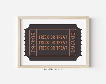Könnte beinhalten: Ein druckbares Halloween-Ticket mit dem dreimal wiederholten Text "Trick or Treat". Das Ticket ist schwarz mit orangefarbenem Text und Zahlen. Der Text "EVERSTONE PRINTS" befindet sich am unteren Rand des Tickets.