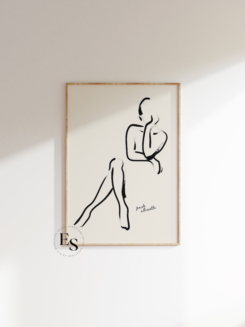 Pu&ograve; includere: Un disegno in bianco e nero di una silhouette femminile seduta con una gamba estesa. Il testo "female silhouette" &egrave; scritto sotto la figura.