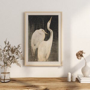 Op de afbeelding: Een ingelijste prent van een Japanse houtsnede met twee witte reigers op een donkere achtergrond. De prent is rechtsonder gesigneerd met "Hiroshige".