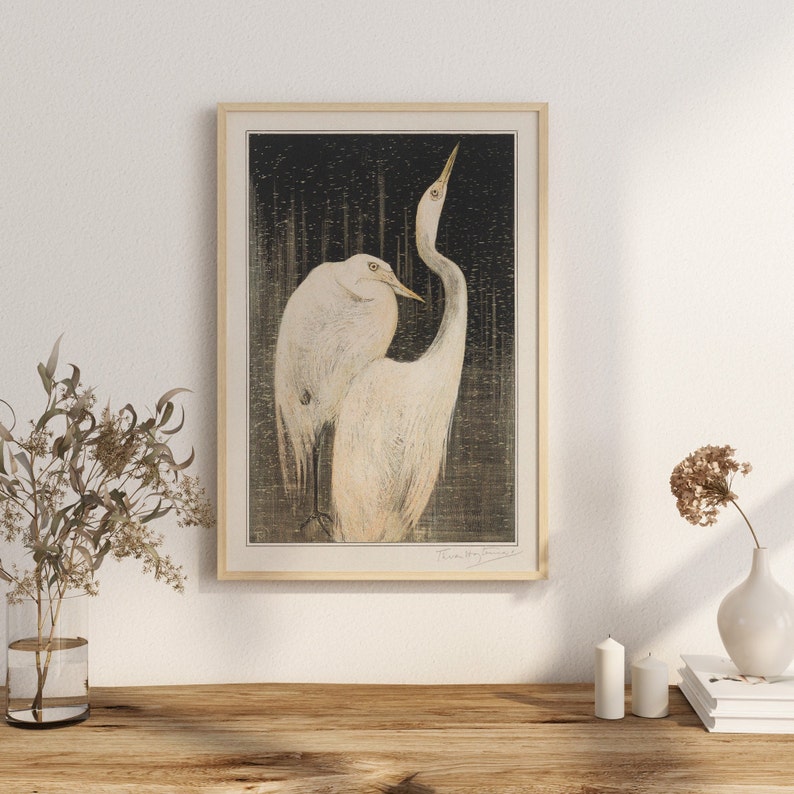 Op de afbeelding: Een ingelijste prent van een Japanse houtsnede met twee witte reigers op een donkere achtergrond. De prent is rechtsonder gesigneerd met "Hiroshige".