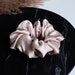 see more listings in the Scrunchies de soie classiques section