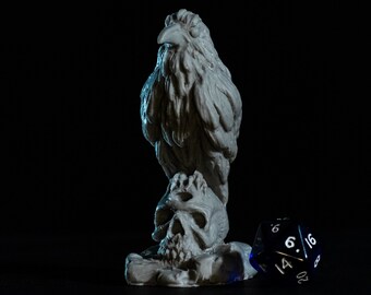 Omen: beeldje kraai op een monsterschedel, giethars, blanco