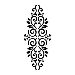 Puede incluir: Diseño floral negro simétrico sobre fondo blanco. El diseño presenta patrones arremolinados, hojas y elementos decorativos. La forma general es alargada y vertical, adecuada para diversas aplicaciones decorativas.