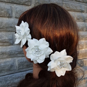 Gardenia hair clip Bridal hair pins gardenia Wedding fascinator Floral headpiece white