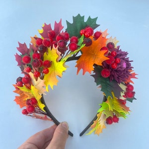 Handgemaakte hoofdband met herfstbladeren: viburnumbessen Thanksgiving-kroon