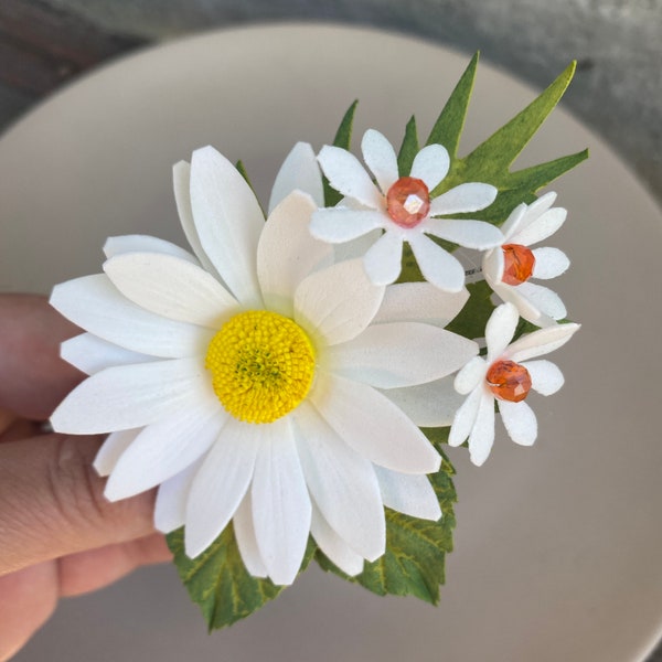 Pince à cheveux en marguerite blanche fleur de cheveux en marguerite épingle à cheveux en marguerite Casque de mariage d’été Pièce de cheveux rustique pièce de cheveux de mariée bébé marguerite pince à cheveux