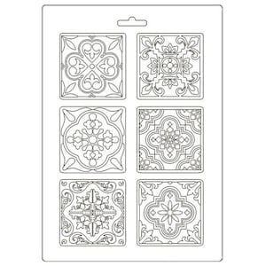 Peut inclure: Un moule en plastique blanc présentant six motifs de carreaux carrés avec des motifs floraux et géométriques complexes. Chaque carreau est souligné en noir, mettant en valeur des motifs symétriques détaillés. Le moule a un trou de suspension en haut.