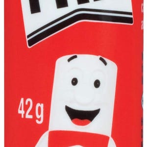 Peut inclure: Un bâton de colle rouge avec une étiquette blanche sur laquelle est inscrit "Pritt" en lettres noires. Le bâton de colle pèse 42 grammes et possède un capuchon vert et noir. L'étiquette indique également "Non toxique" en lettres noires.