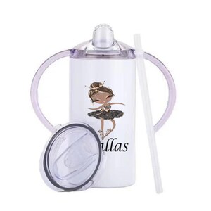 Op de afbeelding: Witte drinkbeker met een ballerina-afbeelding en de naam "Dallas" in zwart schrift. De beker heeft een doorzichtig deksel, een wit rietje en paarse handvatten. Ontworpen voor kinderen.