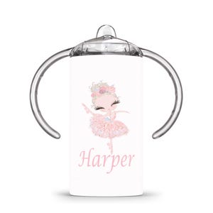 Op de afbeelding: Witte tuitbeker met een roze ballerina-illustratie en de naam "Harper" in roze script. De ballerina draagt een roze tutu en heeft een bloemenhoofddeksel. De beker heeft doorzichtige handvatten en een doorzichtige bovenkant.