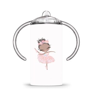 Op de afbeelding: Een set van drie keramische mokken met een gespikkelde, matte afwerking. De mokken zijn in cr&egrave;me, lichtgrijs en donkergrijstinten. Elke mok heeft een eenvoudig, minimalistisch ontwerp en een afgeronde handgreep.