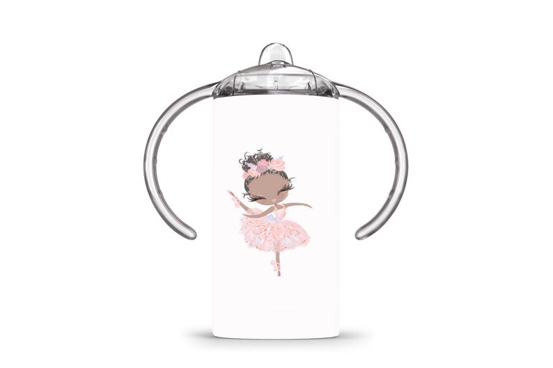 Op de afbeelding: Een set van drie keramische mokken met een gespikkelde, matte afwerking. De mokken zijn in cr&egrave;me, lichtgrijs en donkergrijstinten. Elke mok heeft een eenvoudig, minimalistisch ontwerp en een afgeronde handgreep.