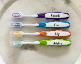 パーソナライズされた子供用歯ブラシ 4 本パック、3 ～ 6 歳用の歯ブラシ、パーソナライズされたギフトのアイデア、カスタム歯ブラシ、刻印入り歯ブラシ。
