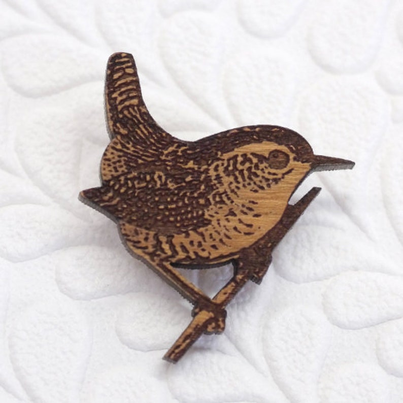 Broche Wren, broche doiseau en bois, bijoux doiseau Wren, épingle à oiseau, Jenny Wren, cadeau damoureux des oiseaux, cadeau pour elle, broche Wren en bois image 1