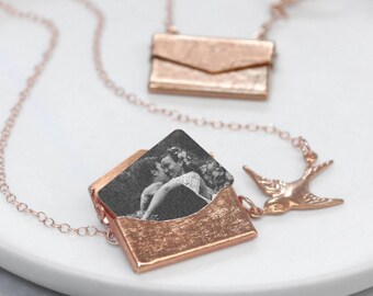 Envelop medaillon HALSKETTING met geheime foto, cadeau voor haar, medaillon HALSKETTING met foto, foto medaillon, foto liefdesbrief ketting met vogel