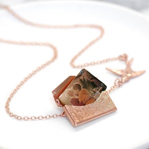 Collar personalizado de sobre de fotos de madera con pájaro, collar de medallón con foto, mensaje secreto, collar de carta de amor con foto, aniversario