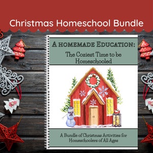 Pode incluir: Uma capa verde e branca com uma ilustração de uma casa vermelha. A capa tem o texto "A Homemade Education: The Coziest Time to be Homeschooled" e "A Bundle of Christmas Activities for Homeschoolers of All Ages".